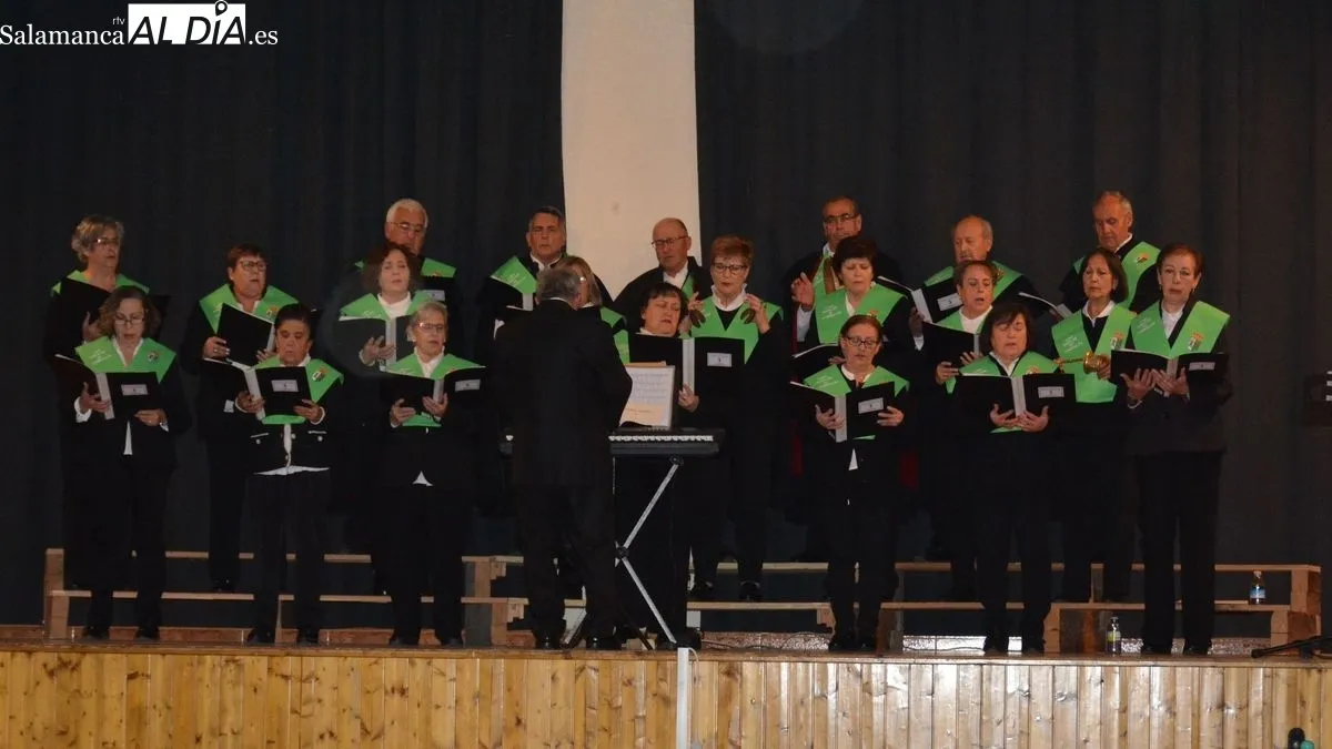 El centro cultural acogió la actuación del Coro popular de Lumbrales y la entrega de premios de los concursos navideños