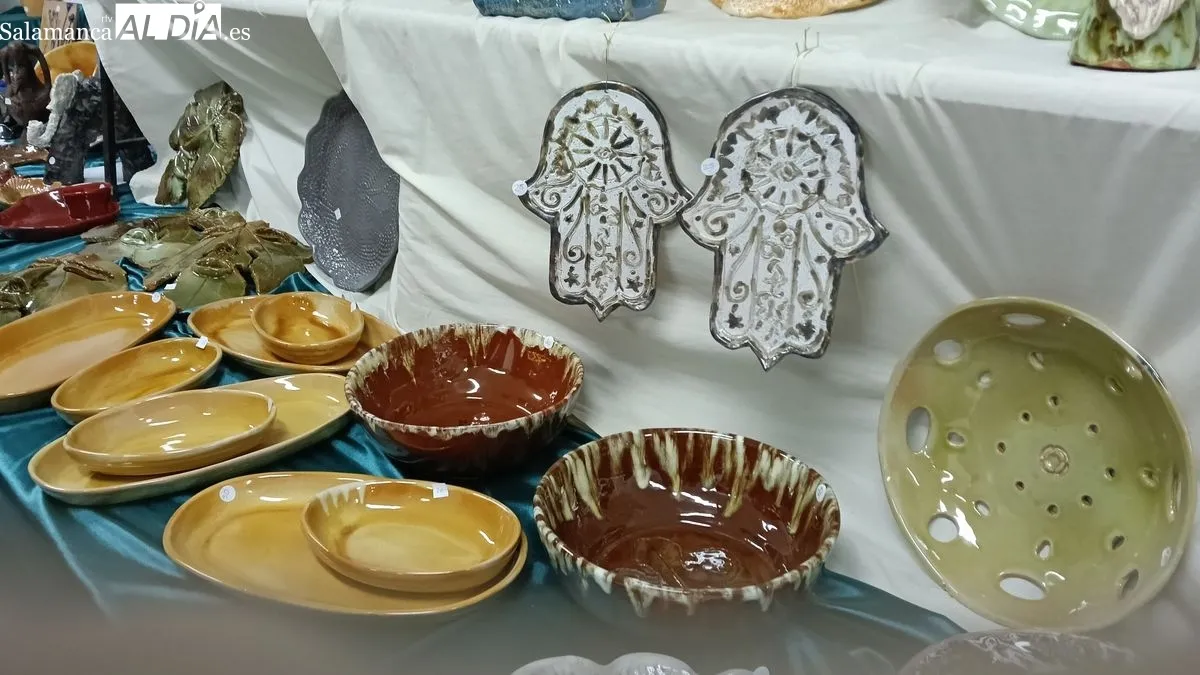 La exposición ofrece una amplia colección de piezas elaboradas con cerámica