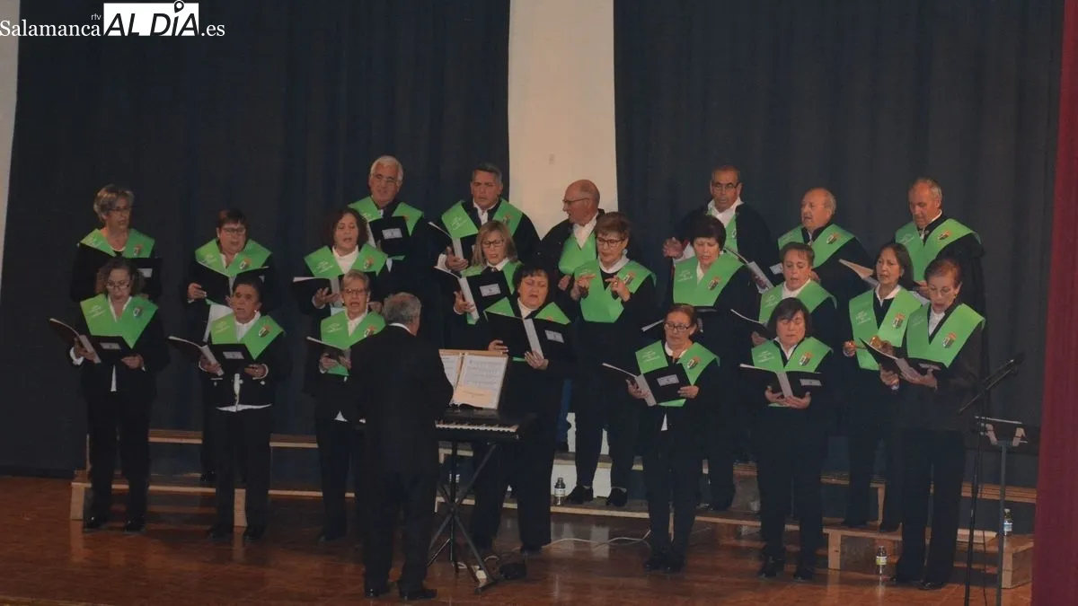 El centro cultural acogió la actuación del Coro popular de Lumbrales y la entrega de premios de los concursos navideños