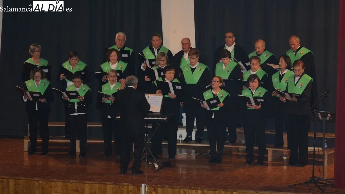 El centro cultural acogió la actuación del Coro popular de Lumbrales y la entrega de premios de los concursos navideños
