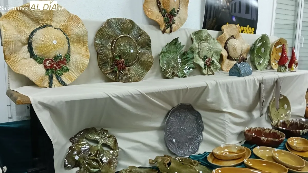 La exposición ofrece una amplia colección de piezas elaboradas con cerámica