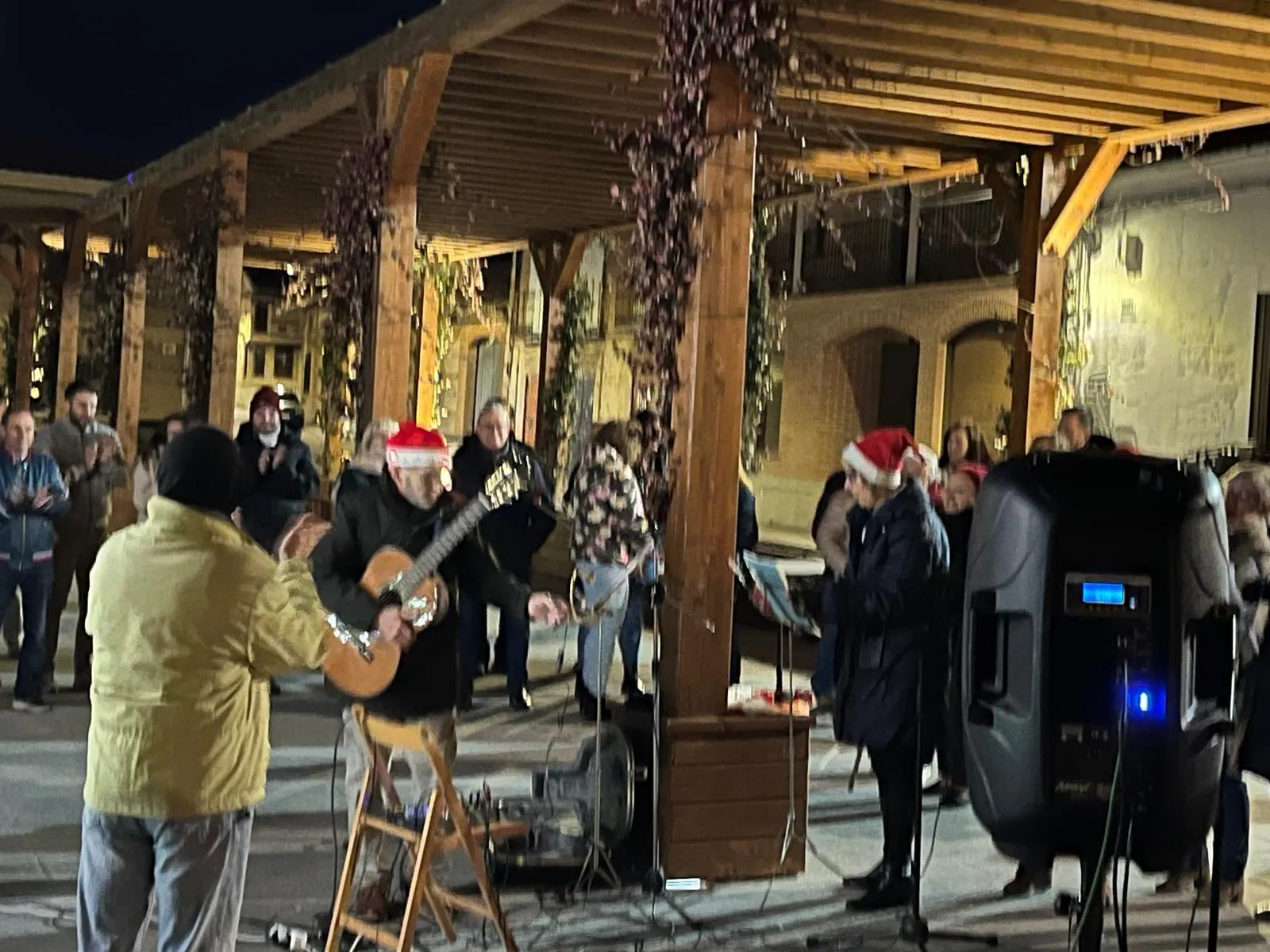 Mancera de Abajo recibe la Navidad reunida junto a su árbol de ganchillo