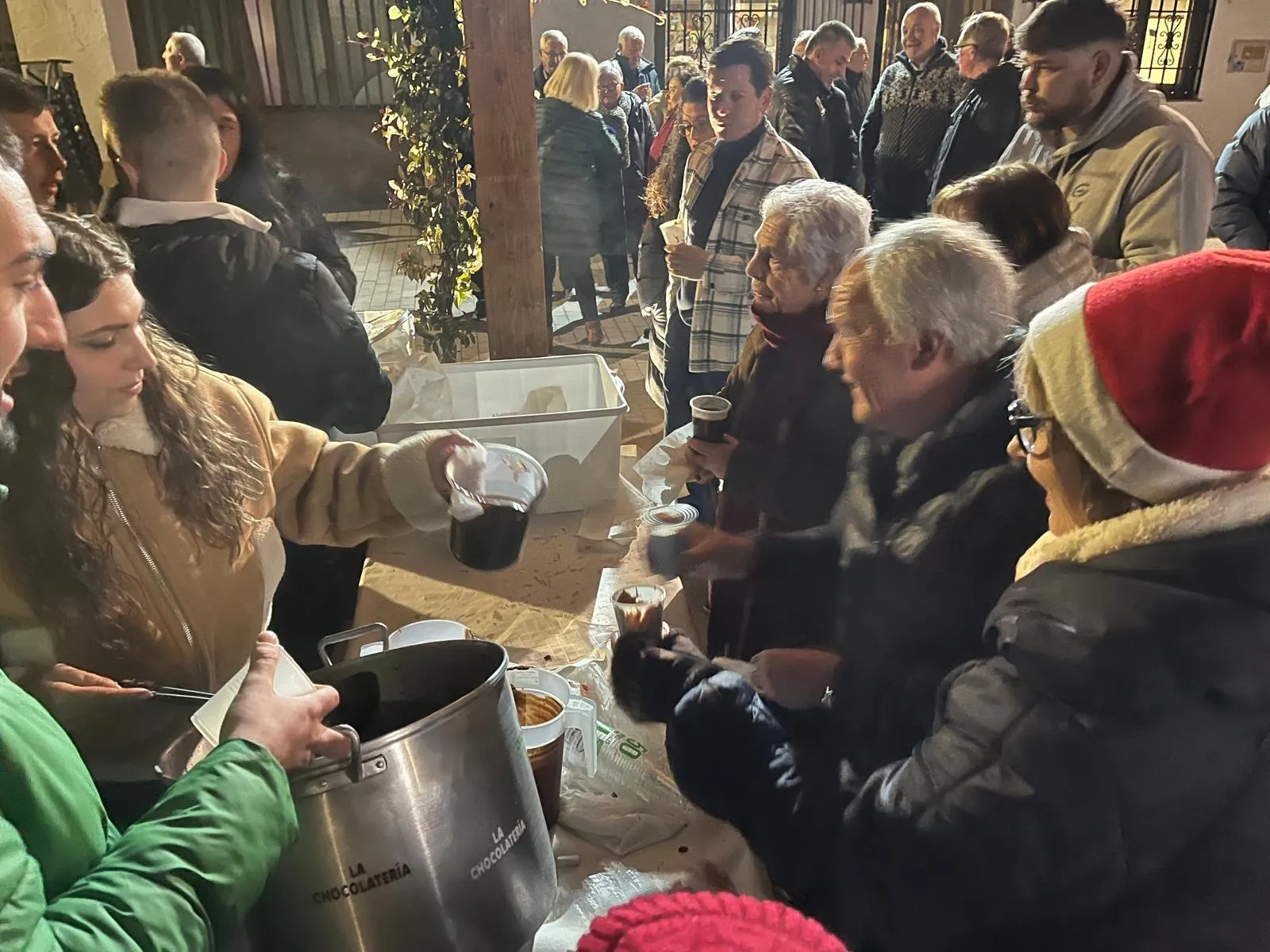 Mancera de Abajo recibe la Navidad reunida junto a su árbol de ganchillo