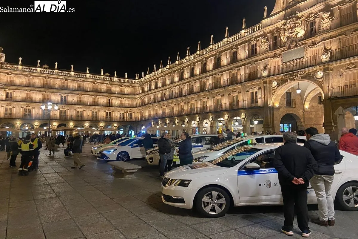 Mayores viendo la iluminación navideña de Salamanca | FOTOS: Vanesa Martins 