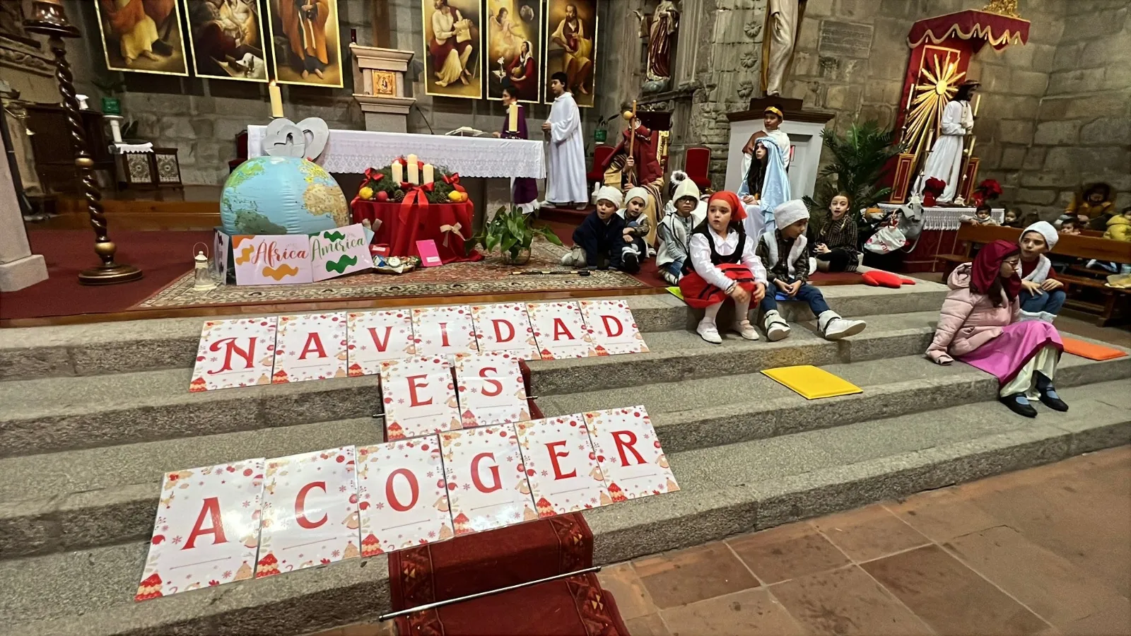 Foto 11 - Chocolatada y la sorprendente visita de los Reyes Magos dan la bienvenida a la Navidad en el Colegio La Encarnaci&oacute;n