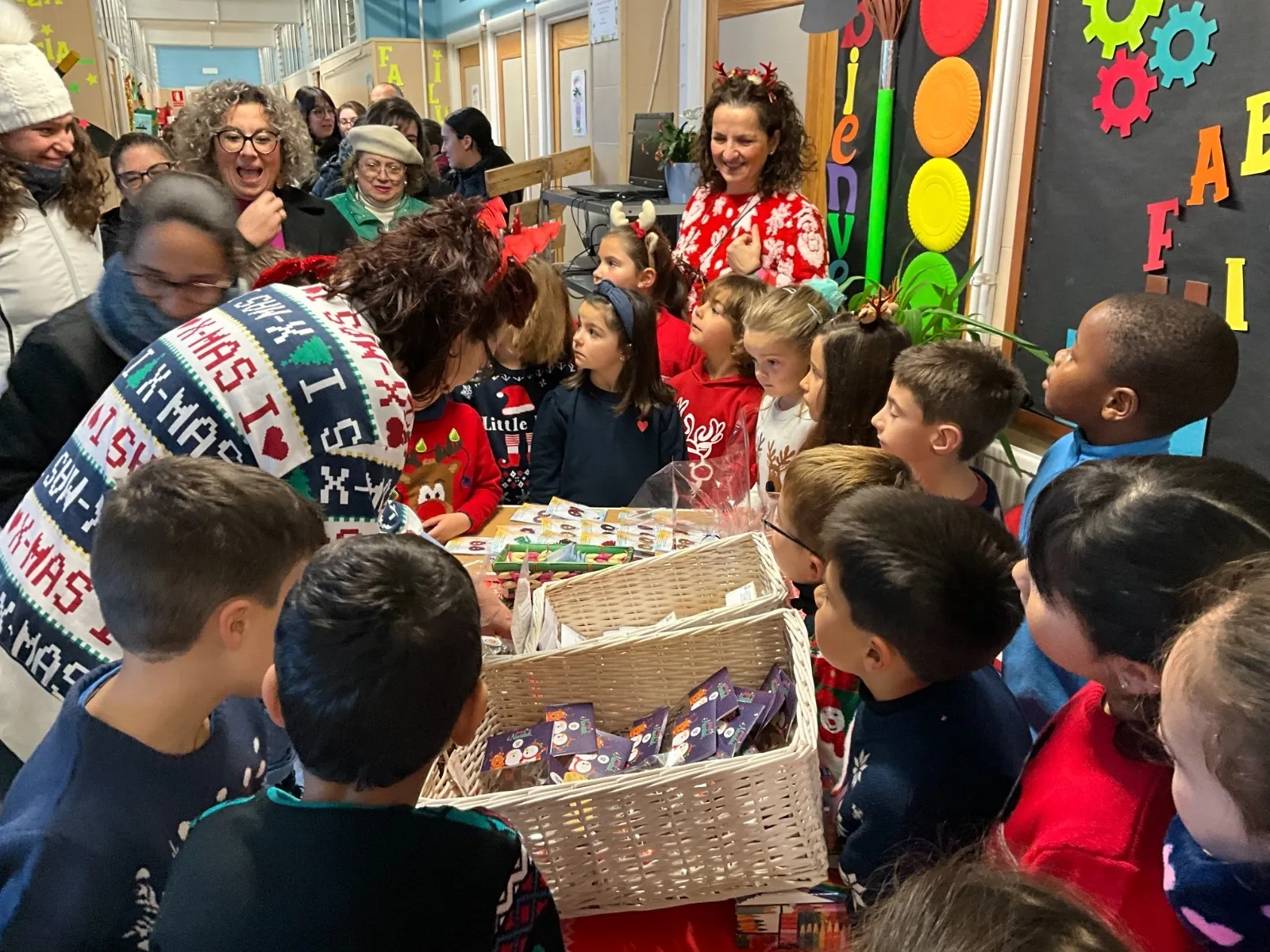 Foto 6 - El CEIP Severiano Montero se convierte en un gran mercado navide&ntilde;o y de trueque con productos sostenibles