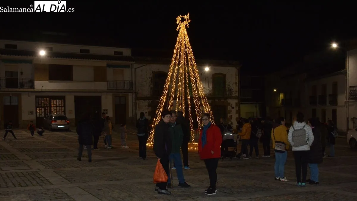 Foto 9 - El encendido del alumbrado en la carretera marca el inicio de la Navidad en Lumbrales