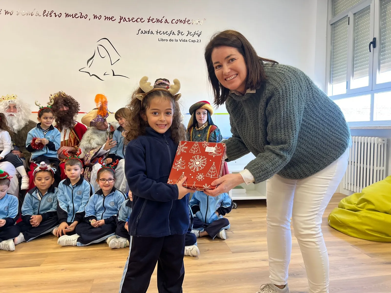 Foto 6 - Chocolatada y la sorprendente visita de los Reyes Magos dan la bienvenida a la Navidad en el Colegio La Encarnaci&oacute;n