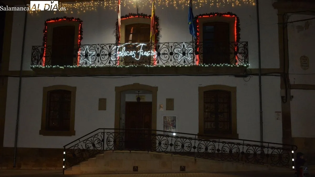 Foto 8 - El encendido del alumbrado en la carretera marca el inicio de la Navidad en Lumbrales