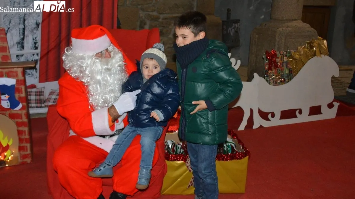 Foto 4 - Animado encuentro de Pap&aacute; Noel con los ni&ntilde;os y ni&ntilde;as en Lumbrales