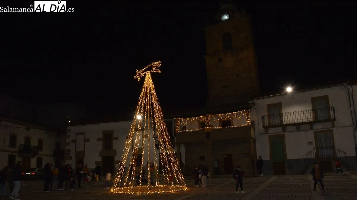 Foto 6 - El encendido del alumbrado en la carretera marca el inicio de la Navidad en Lumbrales