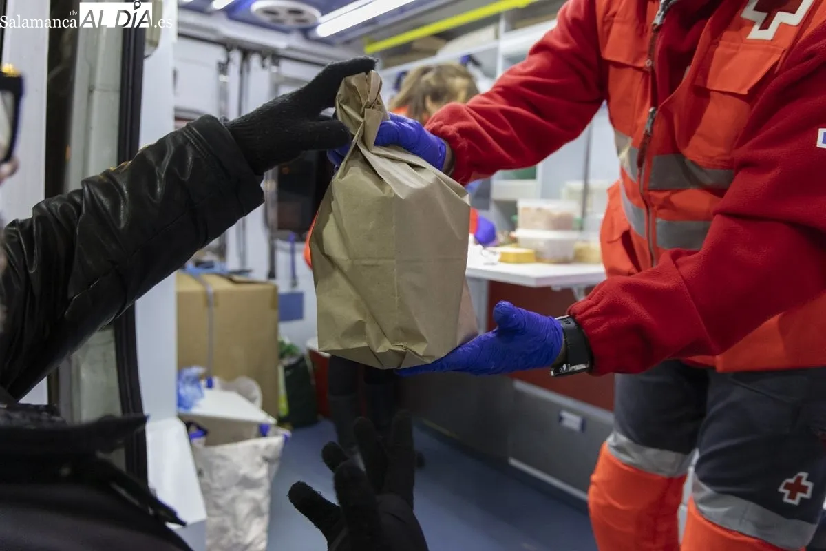 Un aliento de esperanza: los voluntarios de la Unidad de Emergencia Social de Cruz Roja de Salamanca | FOTOS: David Sañudo