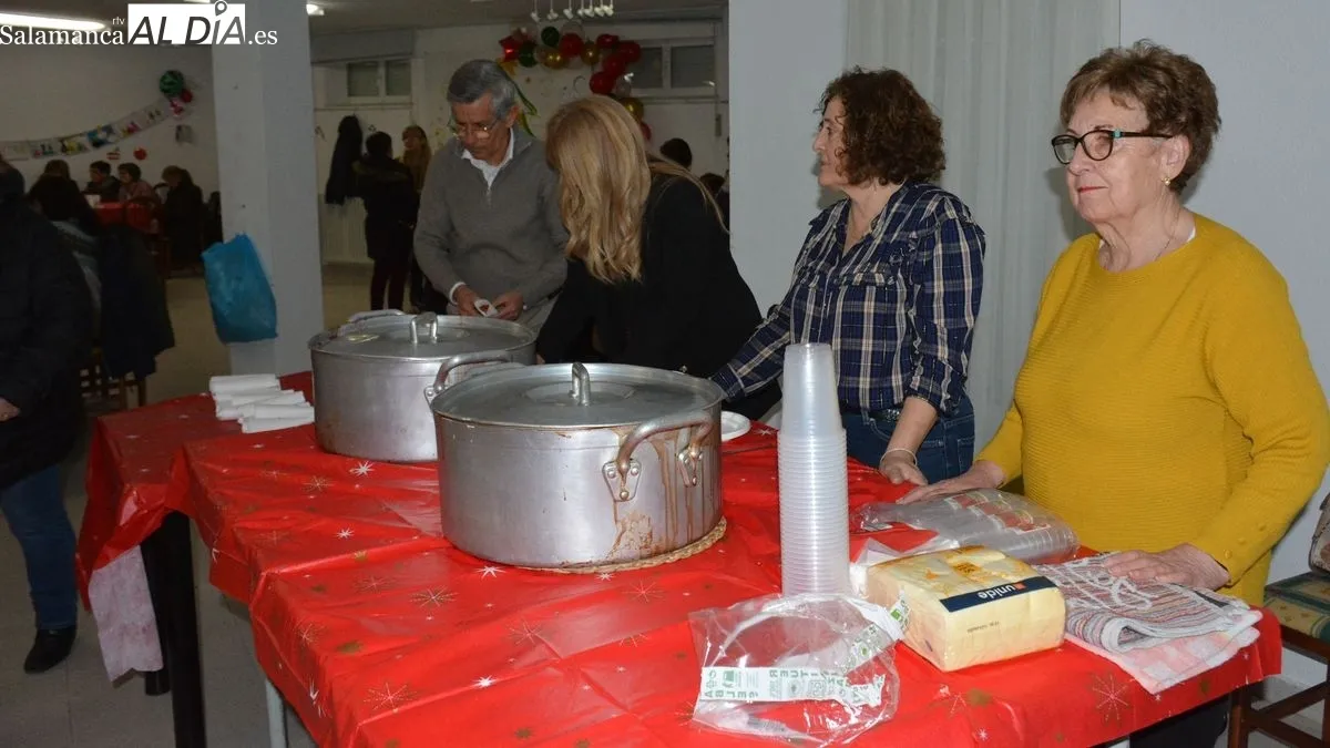 Vecinos de todas las edades han asistido al acto solidario