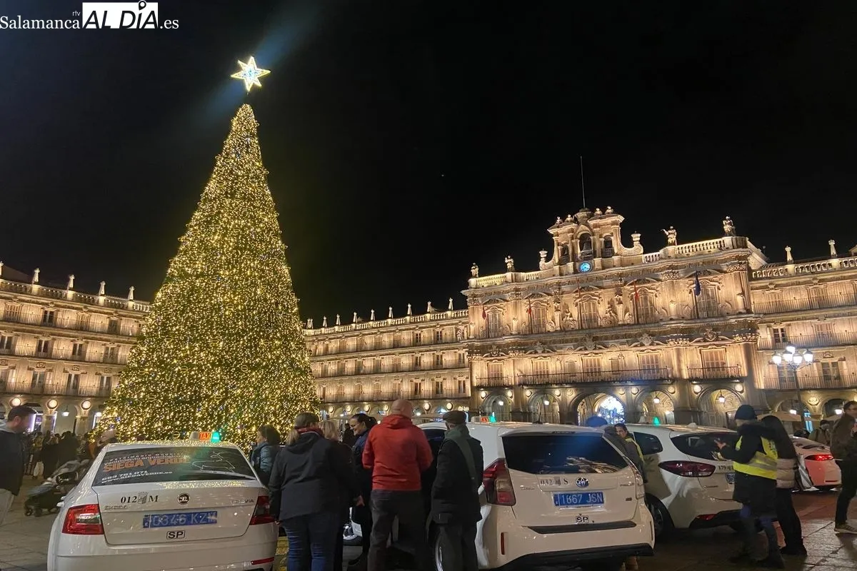 Mayores viendo la iluminación navideña de Salamanca | FOTOS: Vanesa Martins 
