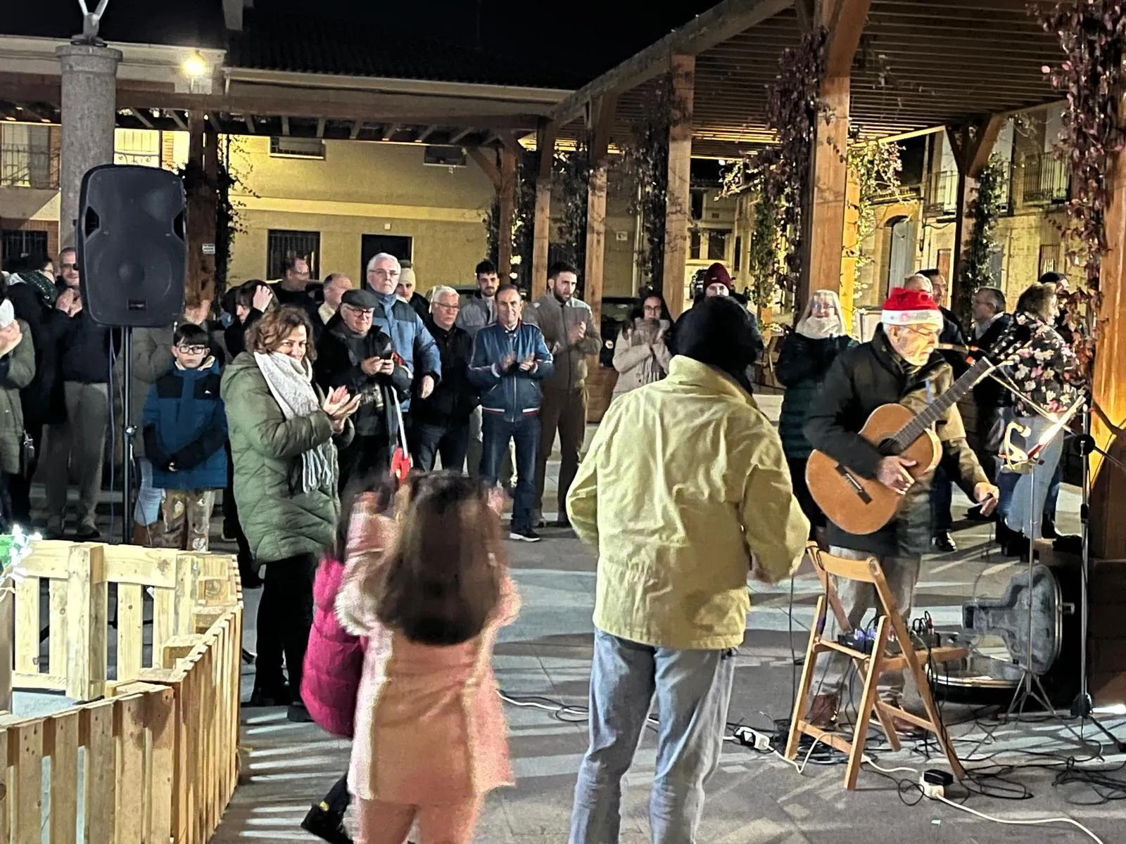 Mancera de Abajo recibe la Navidad reunida junto a su árbol de ganchillo