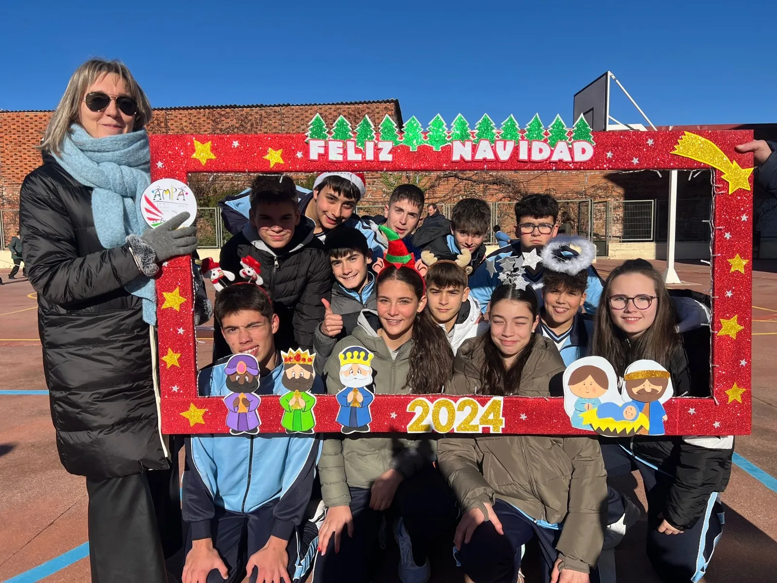 Foto 10 - Chocolatada y la sorprendente visita de los Reyes Magos dan la bienvenida a la Navidad en el Colegio La Encarnaci&oacute;n