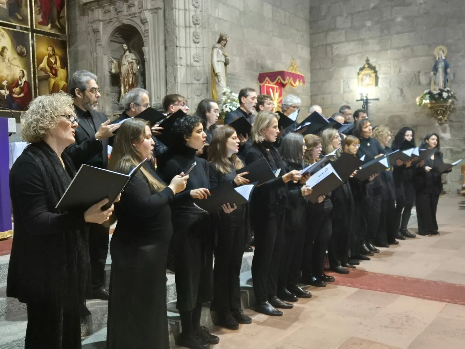 Foto 2 - La parroquia se llena de m&uacute;sica con el emotivo concierto del Coro de C&aacute;mara de la Universidad de Salamanca