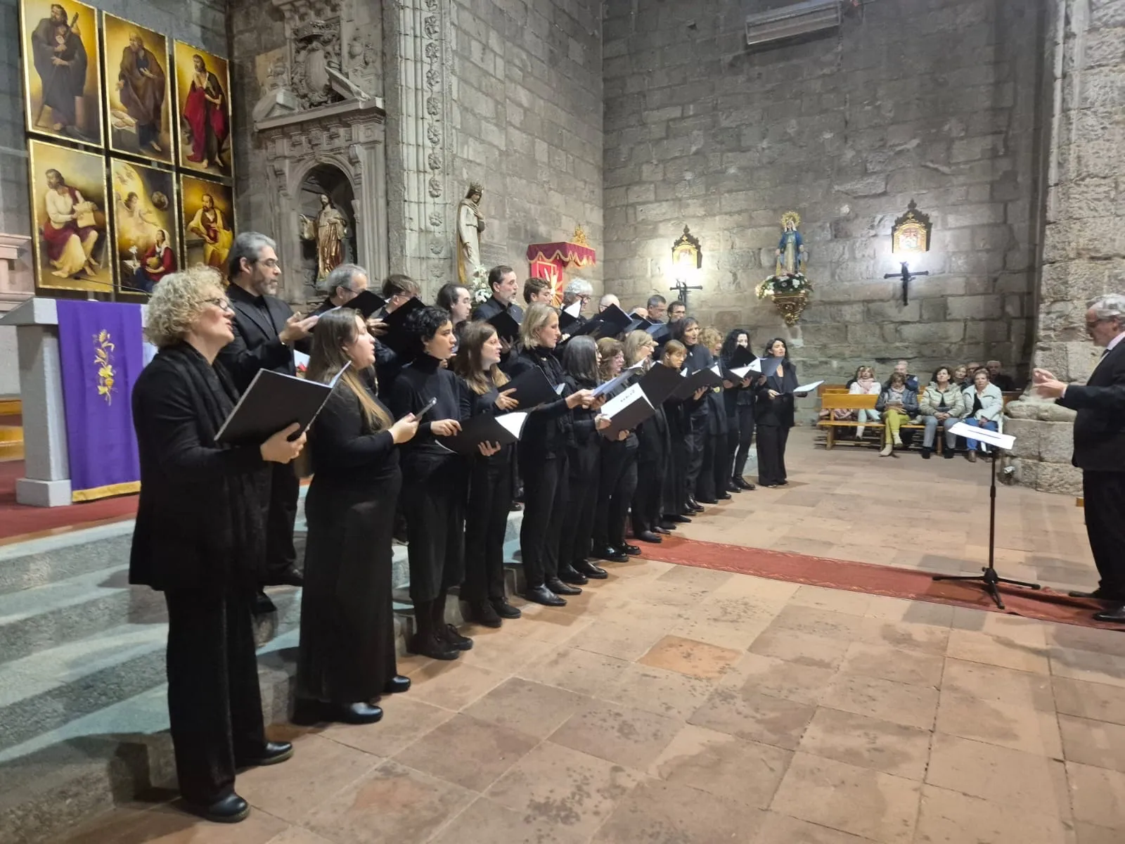 Foto 3 - La parroquia se llena de m&uacute;sica con el emotivo concierto del Coro de C&aacute;mara de la Universidad de Salamanca