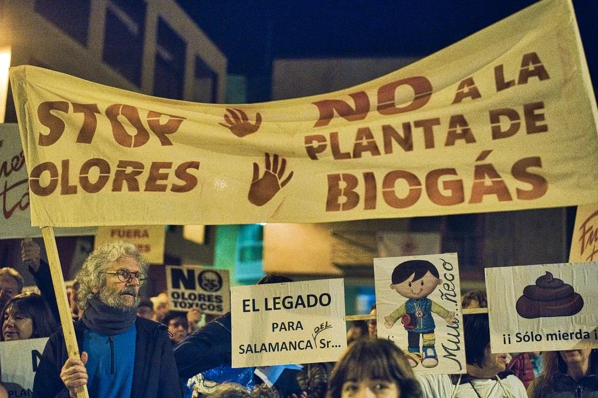 Cerca de 400 vecinos protestan contra los malos olores en Villamayor | FOTOS: Plataforma Cuidemos Villamayor 