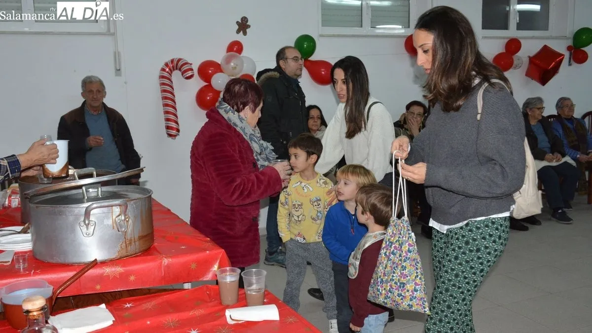 Vecinos de todas las edades han asistido al acto solidario