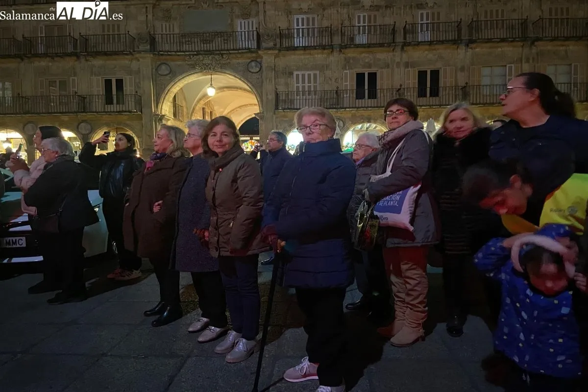 Mayores viendo la iluminación navideña de Salamanca | FOTOS: Vanesa Martins 