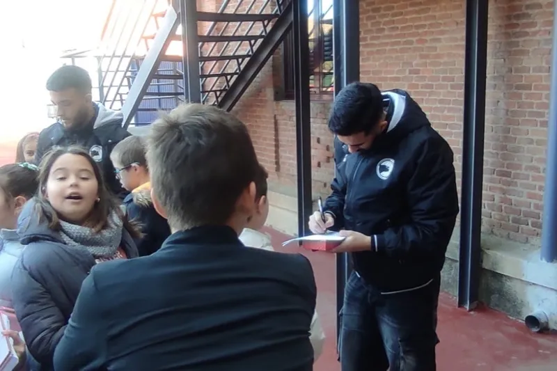 Foto 3 - Escolares del CEIP Miguel de Unamuno disfrutan de un animado encuentro con Unionistas de Salamanca