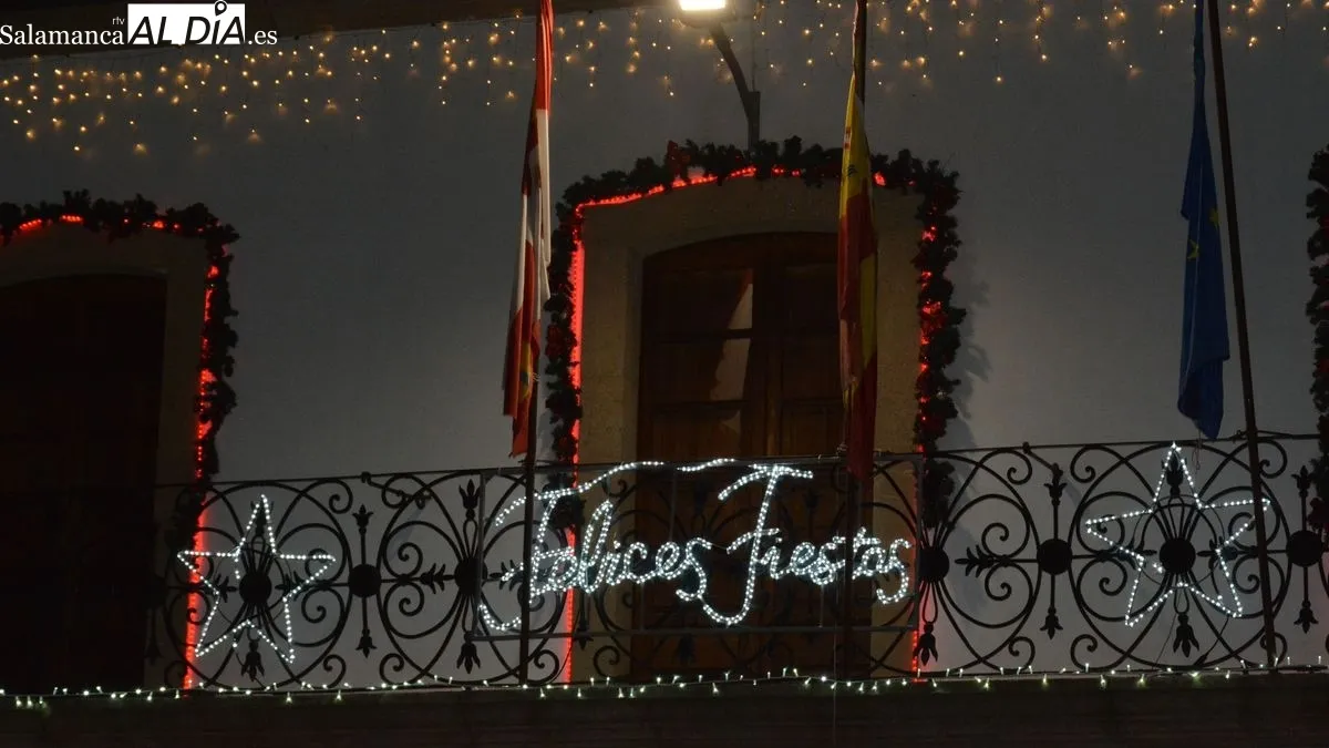Foto 5 - El encendido del alumbrado en la carretera marca el inicio de la Navidad en Lumbrales