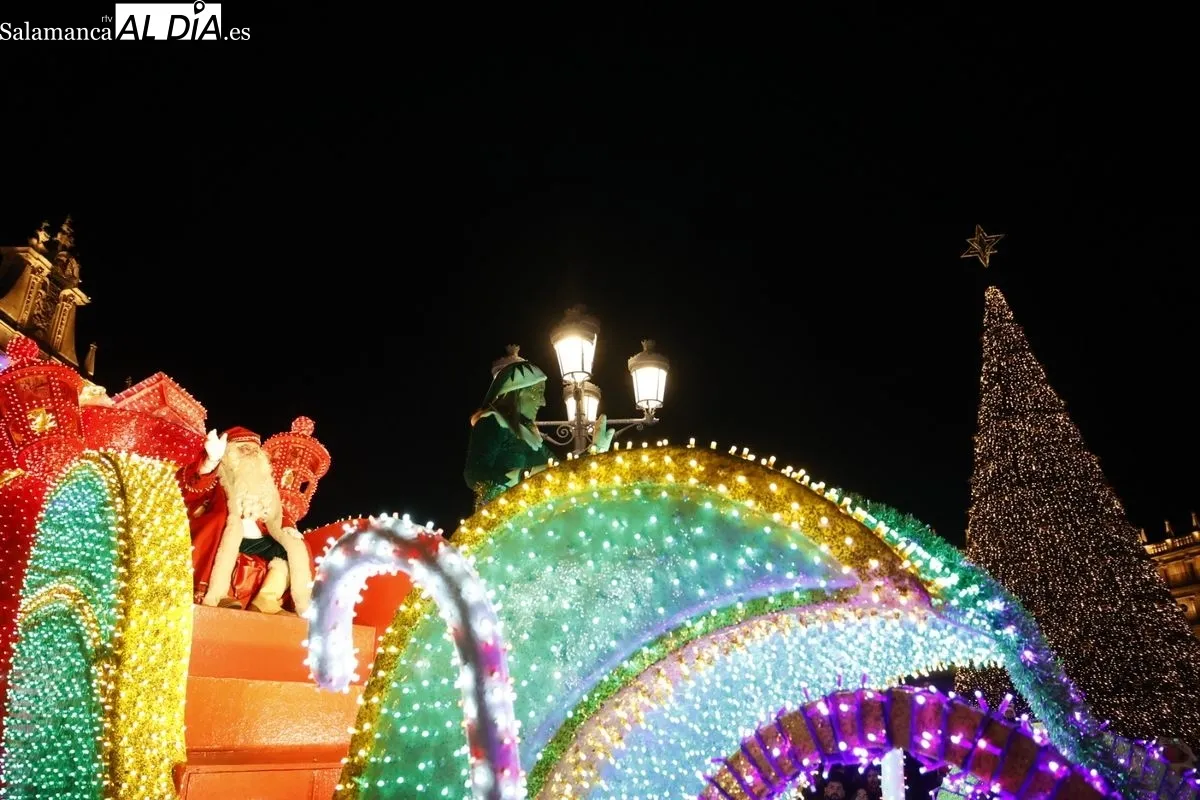 Papá Noel reparte ilusión por el centro de Salamanca | FOTOS: David Sañudo