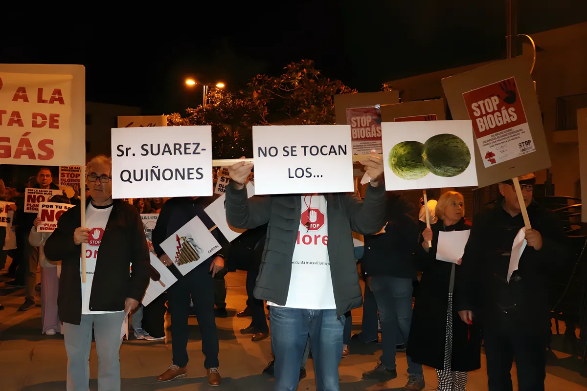 Cerca de 400 vecinos protestan contra los malos olores en Villamayor | FOTOS: Plataforma Cuidemos Villamayor 
