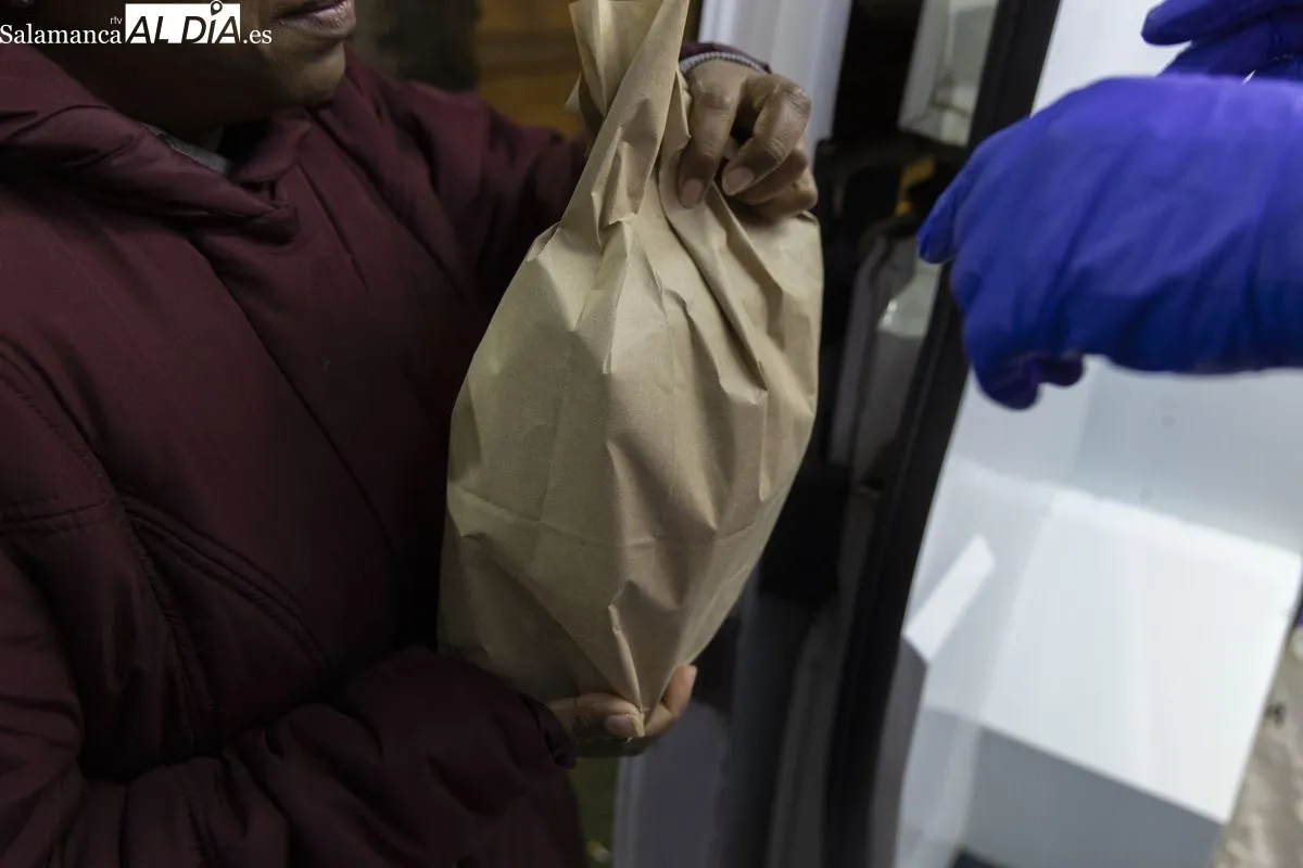 Un aliento de esperanza: los voluntarios de la Unidad de Emergencia Social de Cruz Roja de Salamanca | FOTOS: David Sañudo