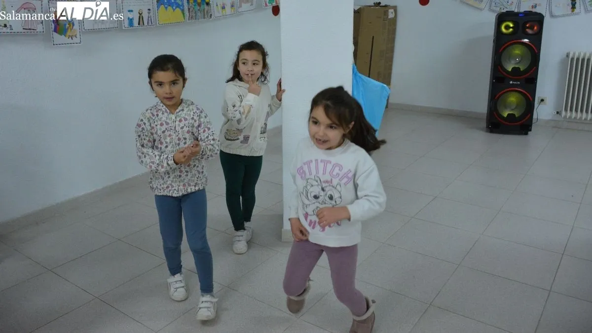 Vecinos de todas las edades han asistido al acto solidario