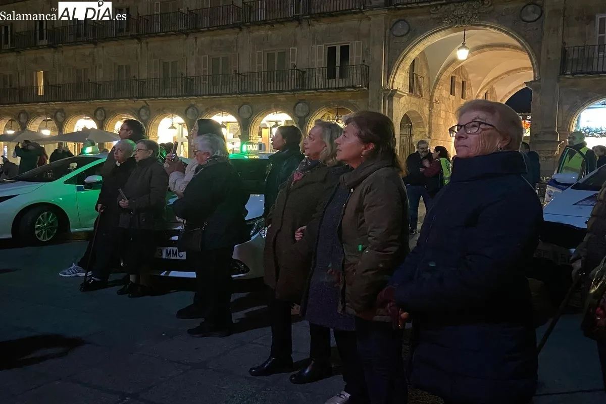 Mayores viendo la iluminación navideña de Salamanca | FOTOS: Vanesa Martins 