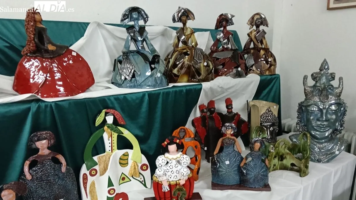 La exposición ofrece una amplia colección de piezas elaboradas con cerámica