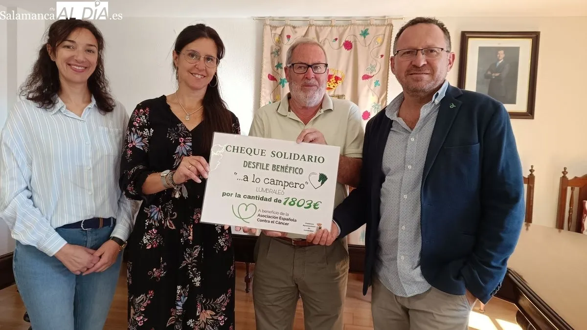 Entrega del cheque al gerente de la AECC Salamanca