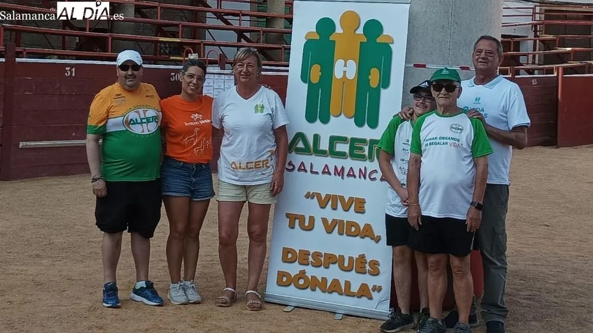 Integrantes de la asociación ALCER Salamanca y la concejala Laly Herrero en día de la carrera Toromaratón