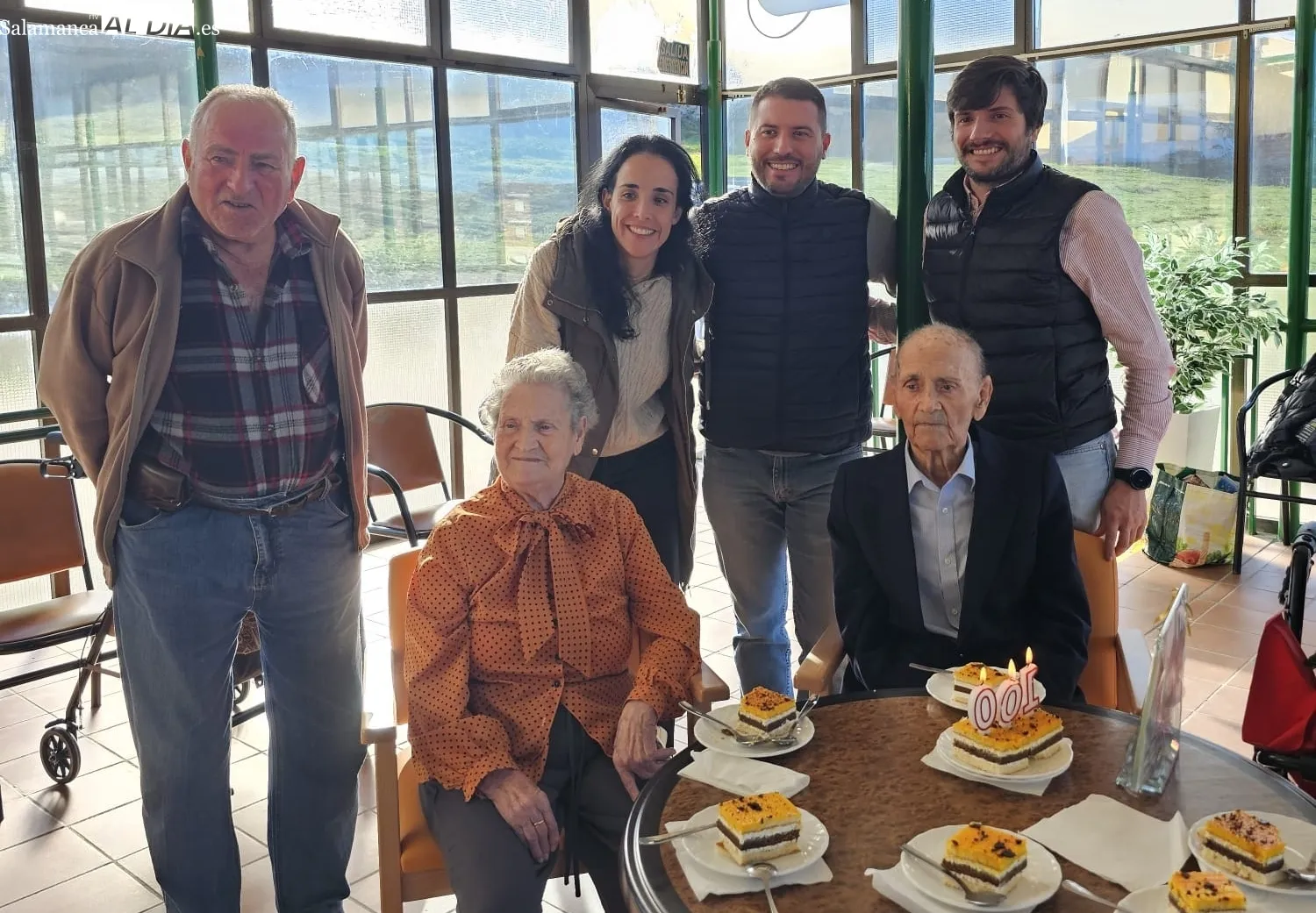 Alberto Parra García celebra su 100 cumpleaños en la residencia de Villarino de los Aires, con sus familiares 