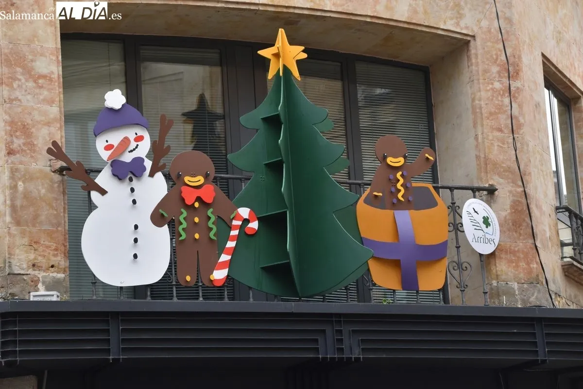 ‘Navidad en los balcones’ la iniciativa navideña de los comercios de la ciudad vieja de Salamanca| FOTO: Miguel González 