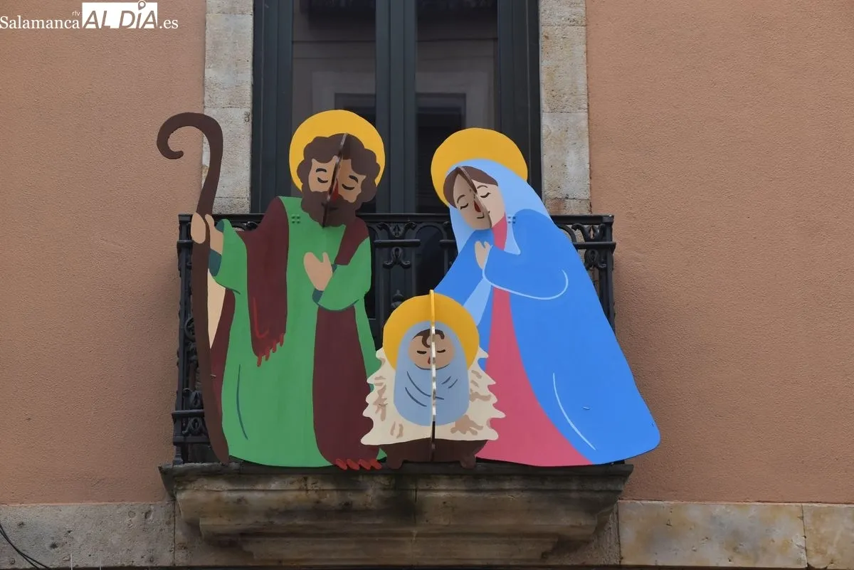 ‘Navidad en los balcones’ la iniciativa navideña de los comercios de la ciudad vieja de Salamanca| FOTO: Miguel González 