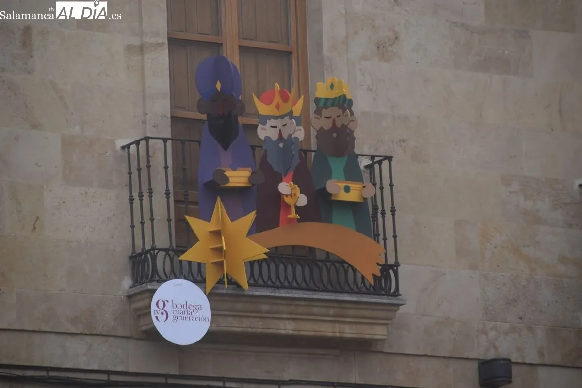 ‘Navidad en los balcones’ la iniciativa navideña de los comercios de la ciudad vieja de Salamanca| FOTO: Miguel González 