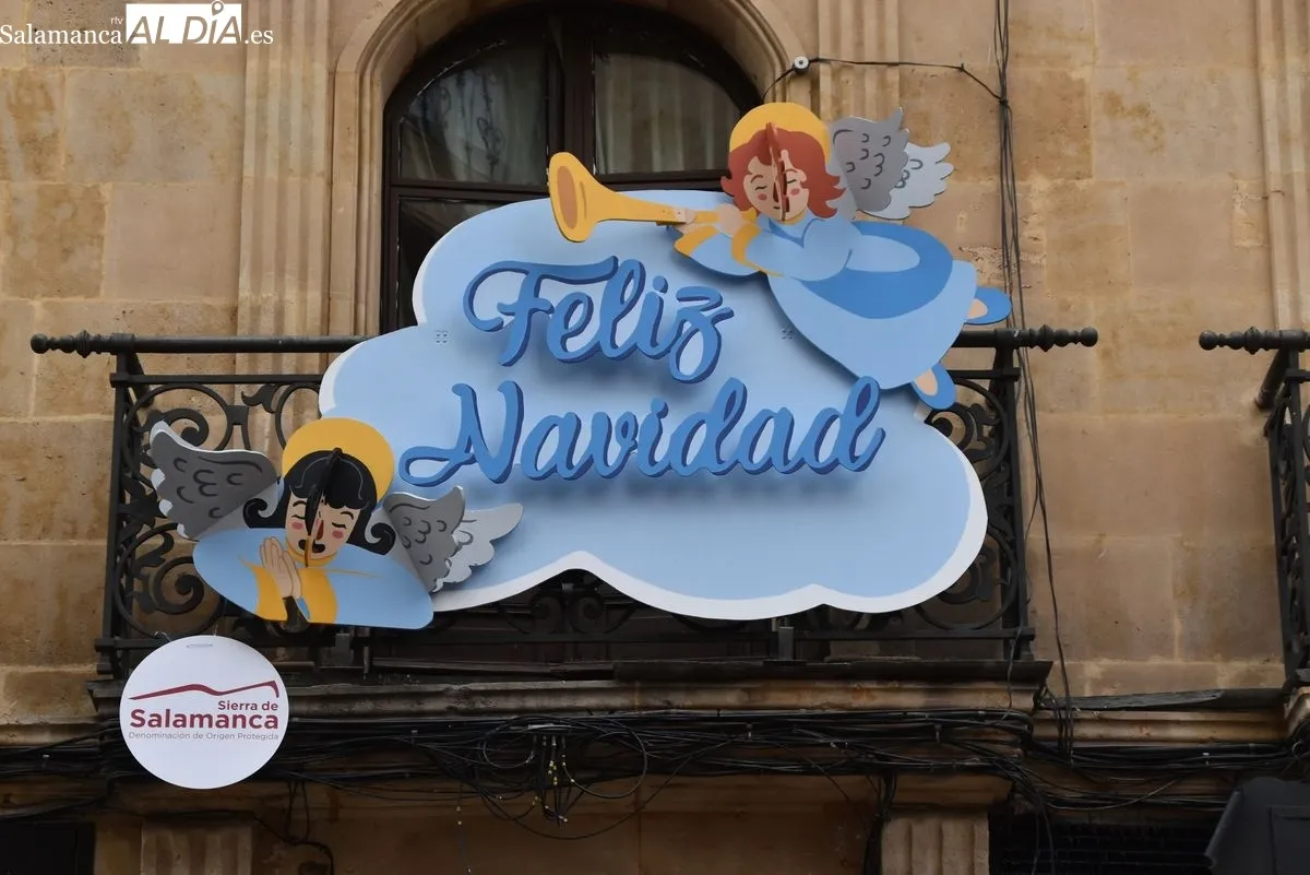 ‘Navidad en los balcones’ la iniciativa navideña de los comercios de la ciudad vieja de Salamanca| FOTO: Miguel González 