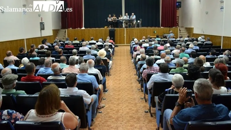Imagen de la última asamblea sobre la concentración parcelaria celebrada en el centro cultural de Lumbrales