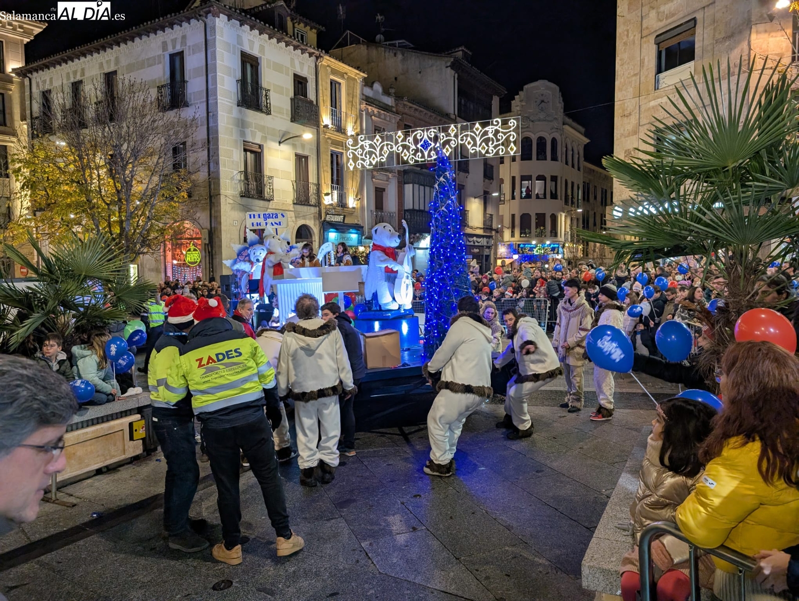 La carroza de Frozen se atasca y necesita una ayuda para entrar a la Plaza Mayor (VÍDEO)