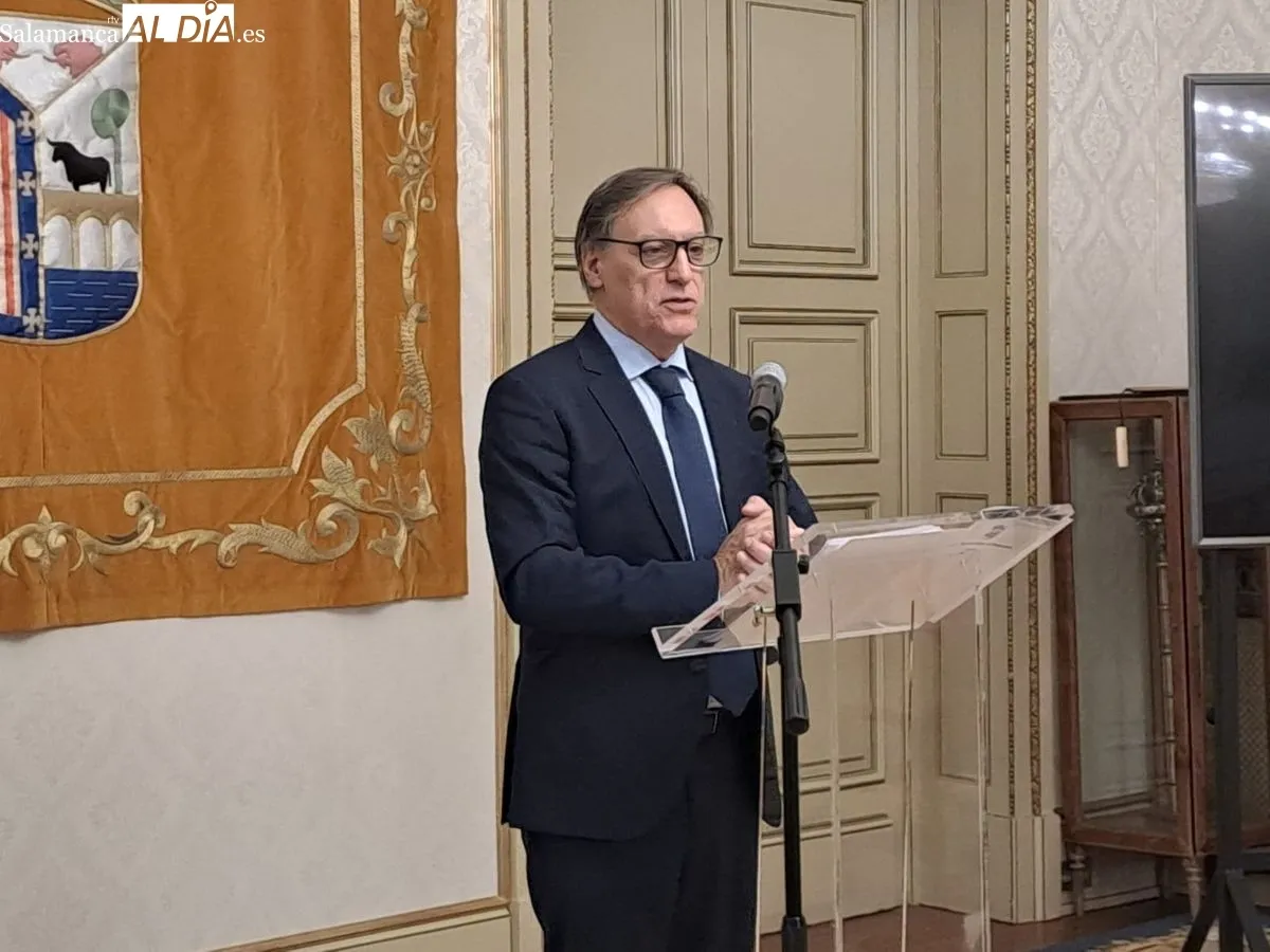 El alcalde, Carlos García Carbayo, y el concejal Fernando Rodríguez han presentado el proyecto de presupuestos del Ayuntamiento para 2025. Fotos: Víctor Jiménez 