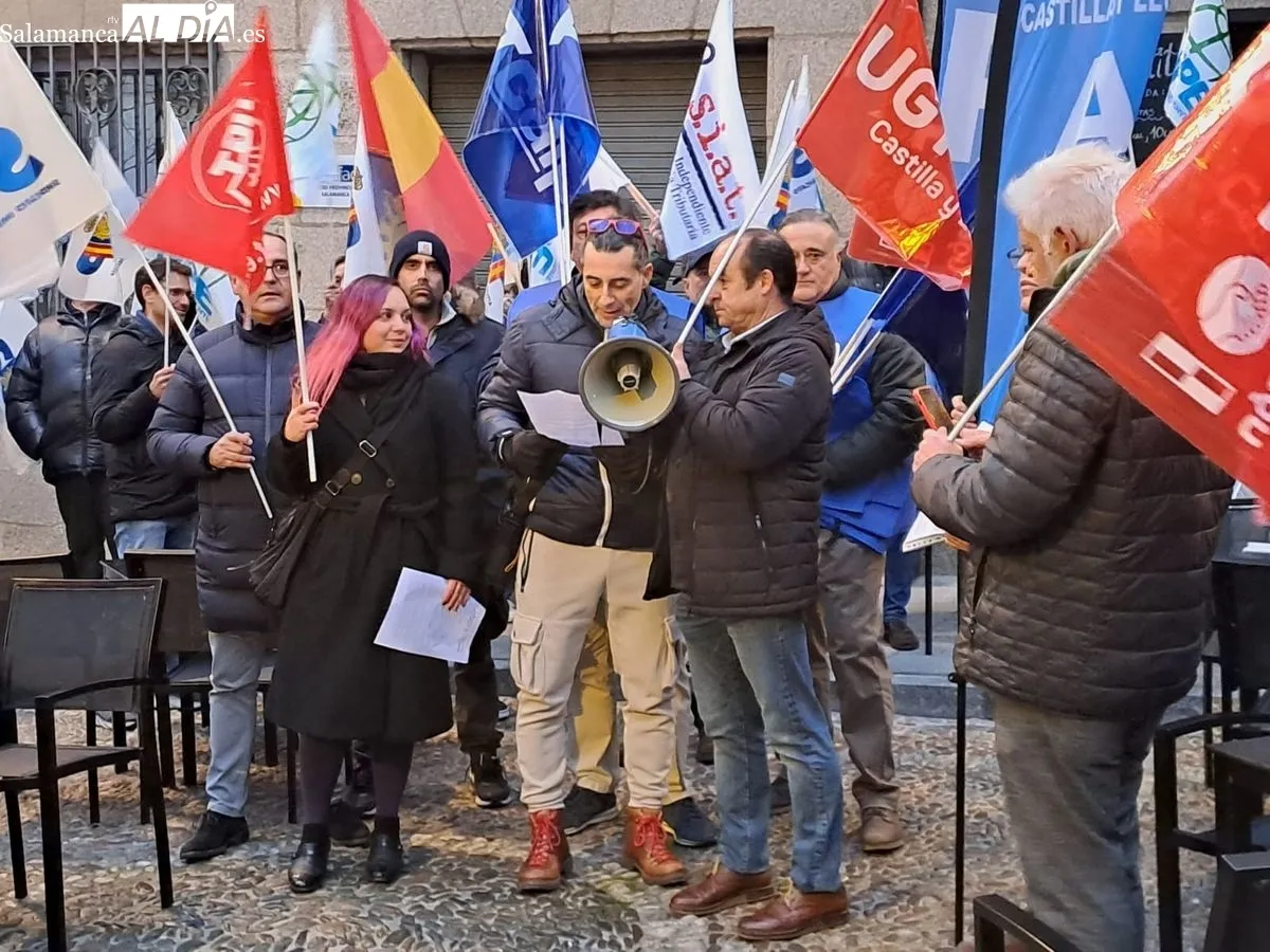 Concentración en Salamanca frente a la sede de MUFACE