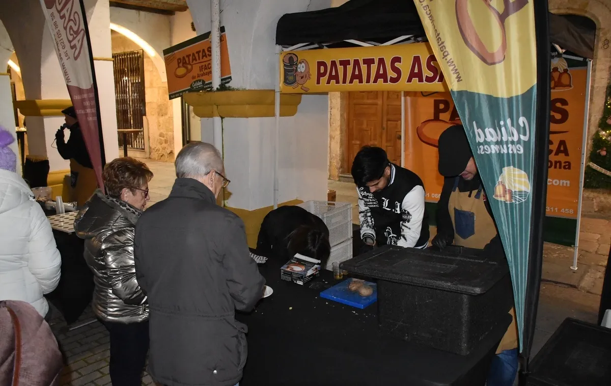 Foto 10 - Los mirobrigenses degustan patatas asadas por gentileza del Ayuntamiento