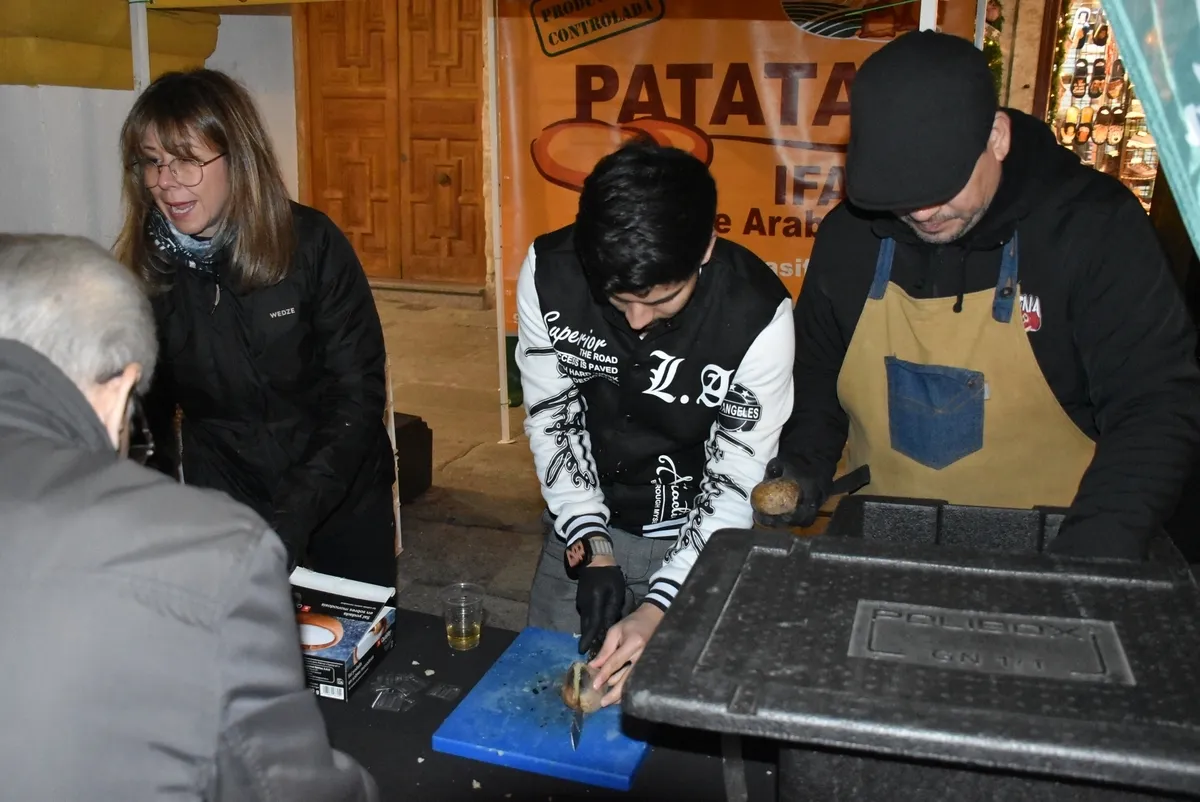 Foto 11 - Los mirobrigenses degustan patatas asadas por gentileza del Ayuntamiento