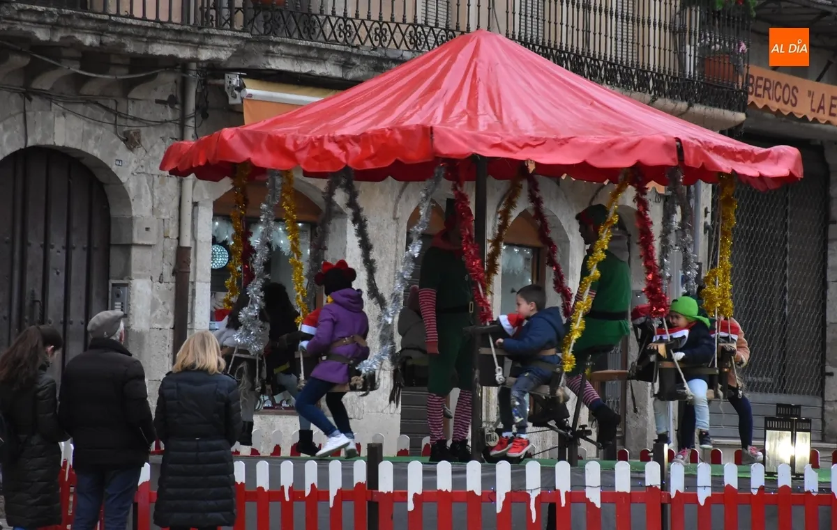 Foto 4 - Ni&ntilde;@s mirobrigenses y foraster@s entregan al Cartero Real sus misivas a los Magos de Oriente