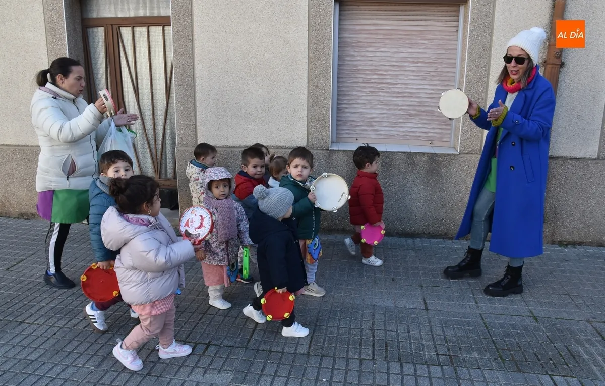 Foto 2 - Los mayores de la Escuela Infantil salen a cantar el pujo por su barrio