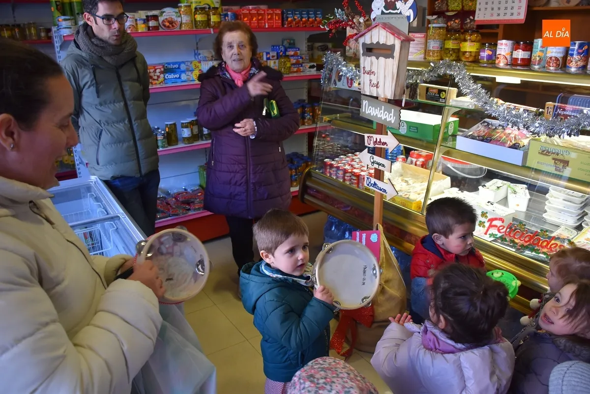 Foto 3 - Los mayores de la Escuela Infantil salen a cantar el pujo por su barrio