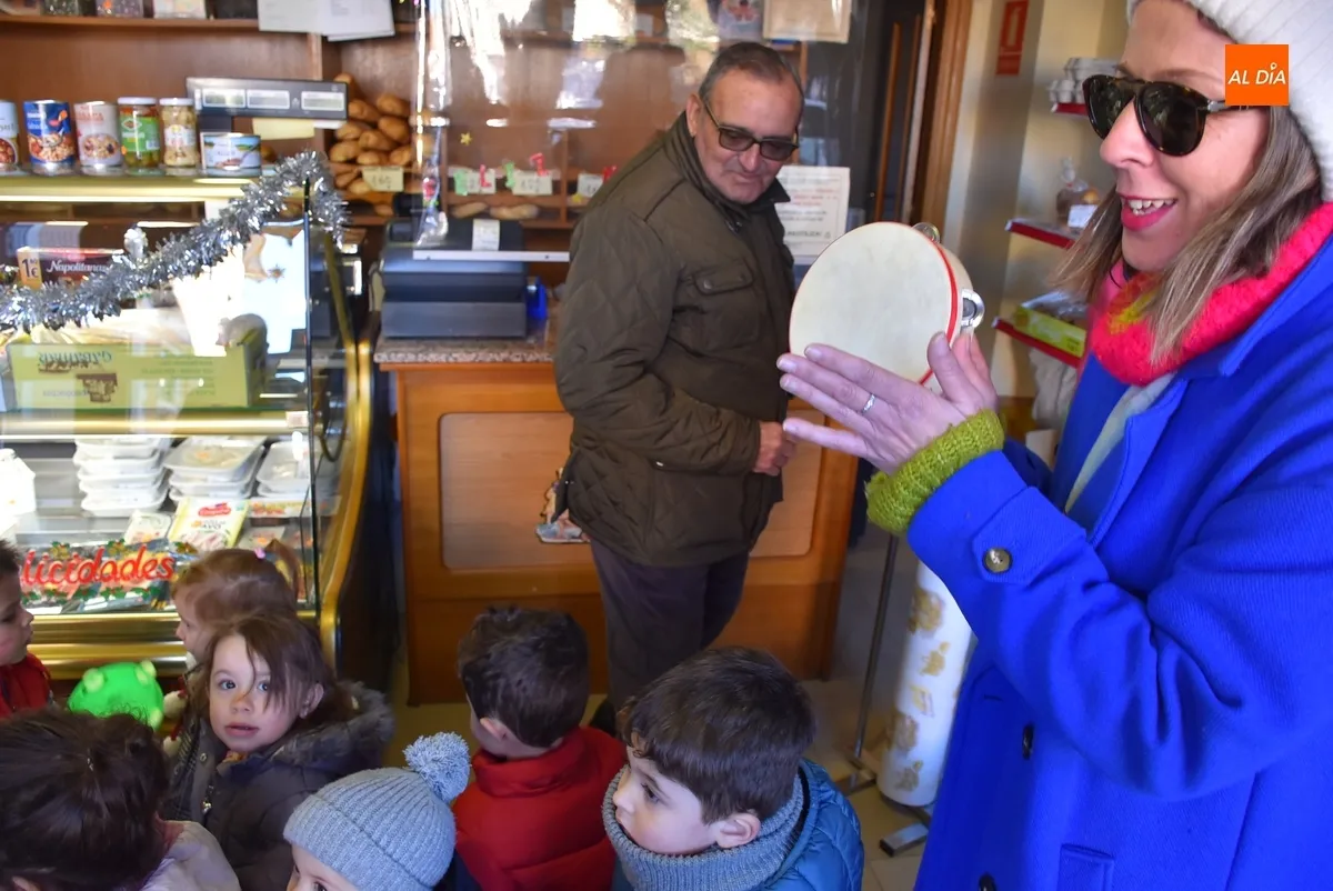 Foto 4 - Los mayores de la Escuela Infantil salen a cantar el pujo por su barrio